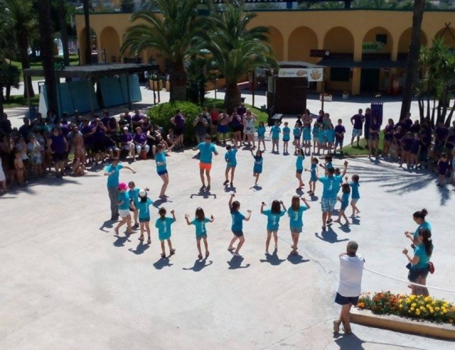 Bailando en circulo con los ninos